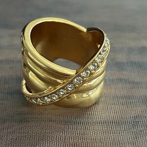 Elegant Gold Ring with Crystal Accents‎ size 8